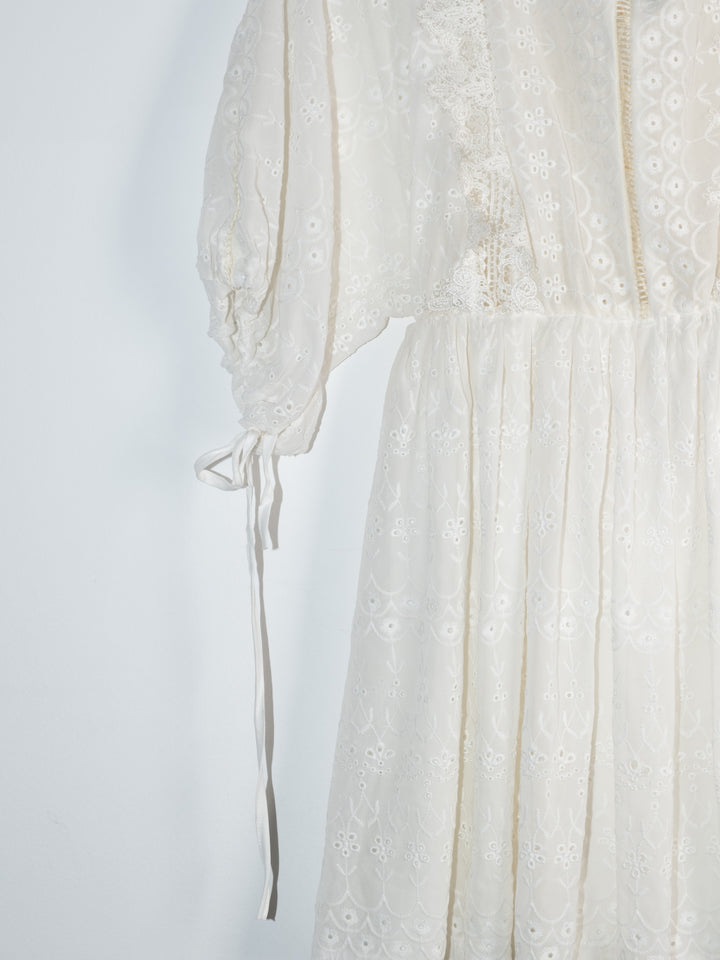 Vintage - Light White Lace Dress