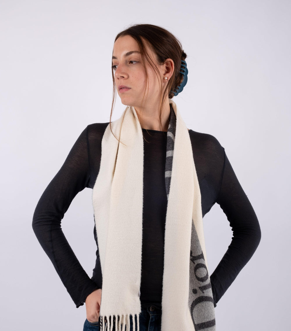 White Wool Scarf - Volver